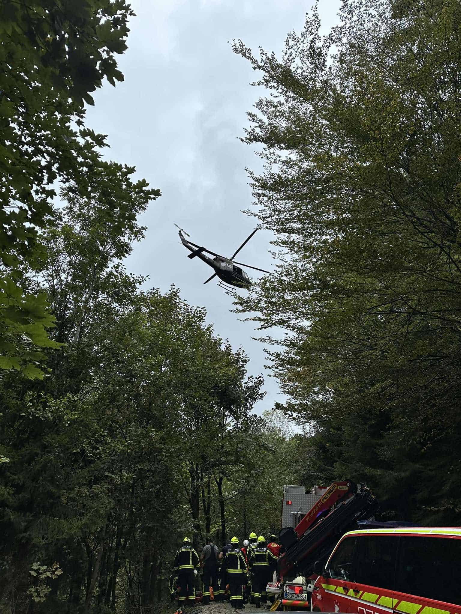 Pripetila se je delovna nesreča na območju Legna.  Poškodovano osebo prepeljali s helikopterjem v bolnišnico
