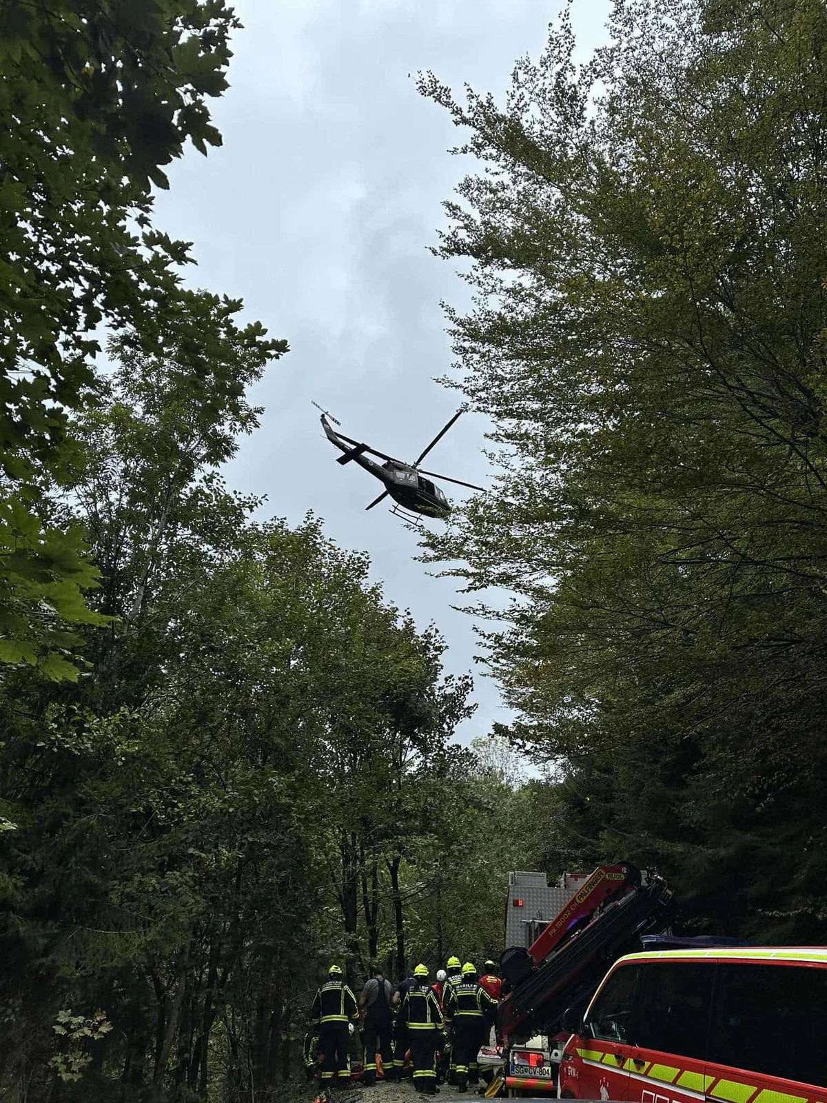 Pripetila se je delovna nesreča na območju Legna.  Poškodovano osebo prepeljali s helikopterjem v bolnišnico