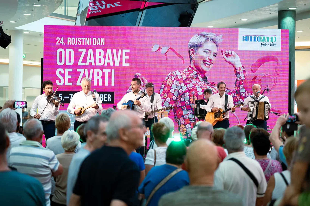 FOTO: Europark z glasbo in otroškim programom obeležil 24. rojstni dan