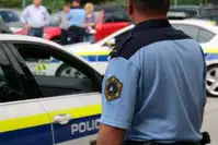 Lažno prijavil kršitev, nato policistoma grozil s smrtjo: moškega so pridržali
