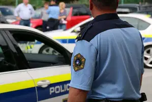Lažno prijavil kršitev, nato policistoma grozil s smrtjo: moškega so pridržali