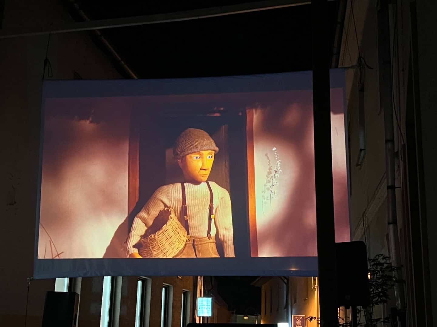 Festival StopTrik: Ulica pred Galerijo Ravne postregla z uličnim kinom