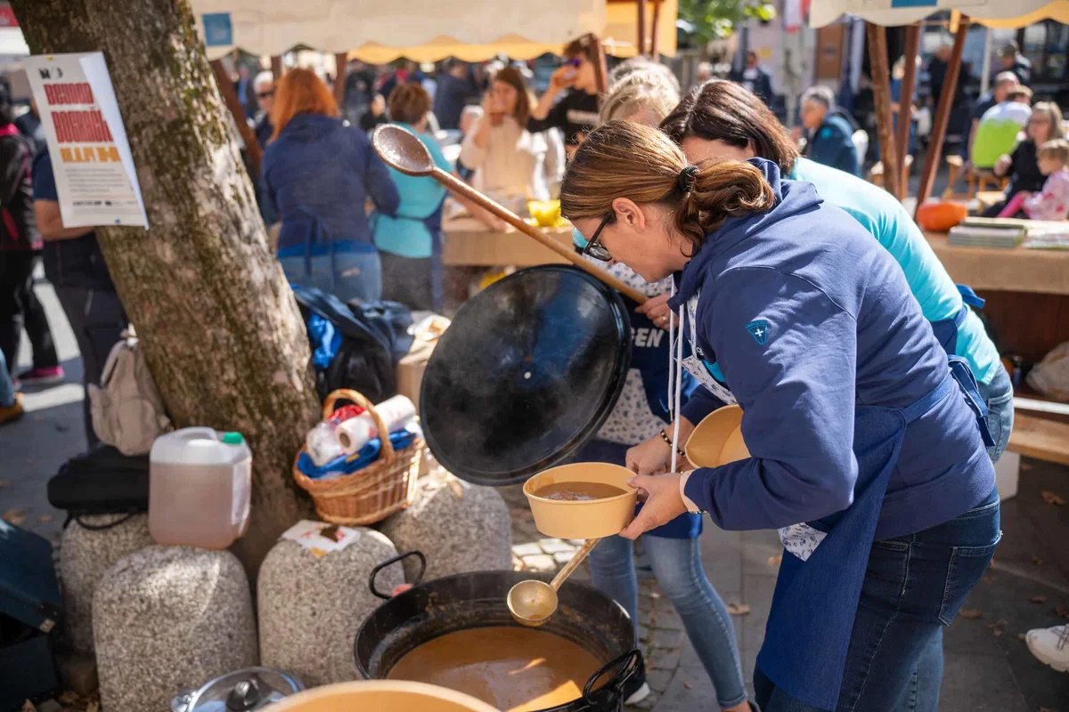 Slovenjgraška gostilna: Na glavnem trgu je danes zadišalo po domači kulinariki (FOTO)