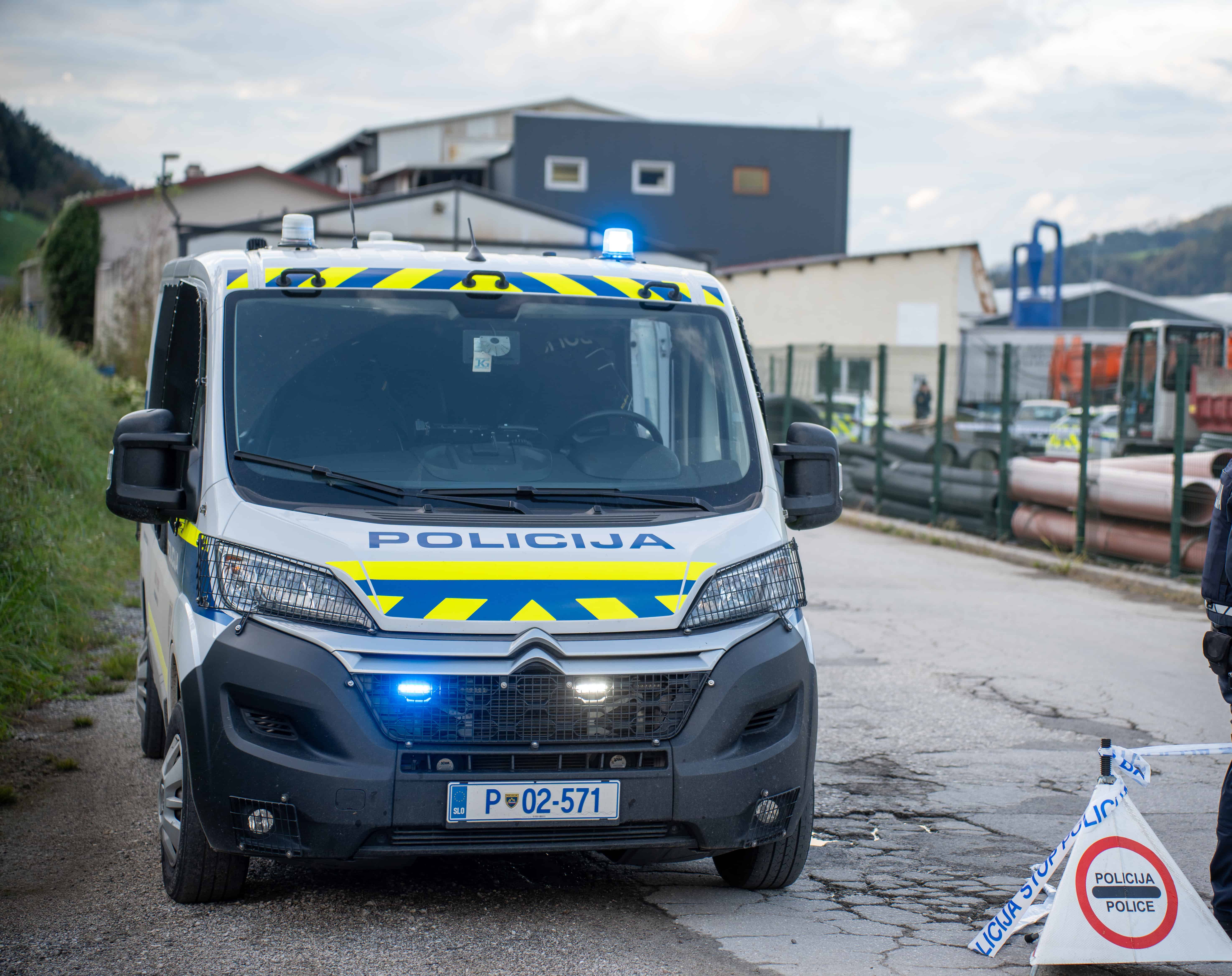 V Slovenj Gradcu prišlo do streljanja, dve osebi umrli