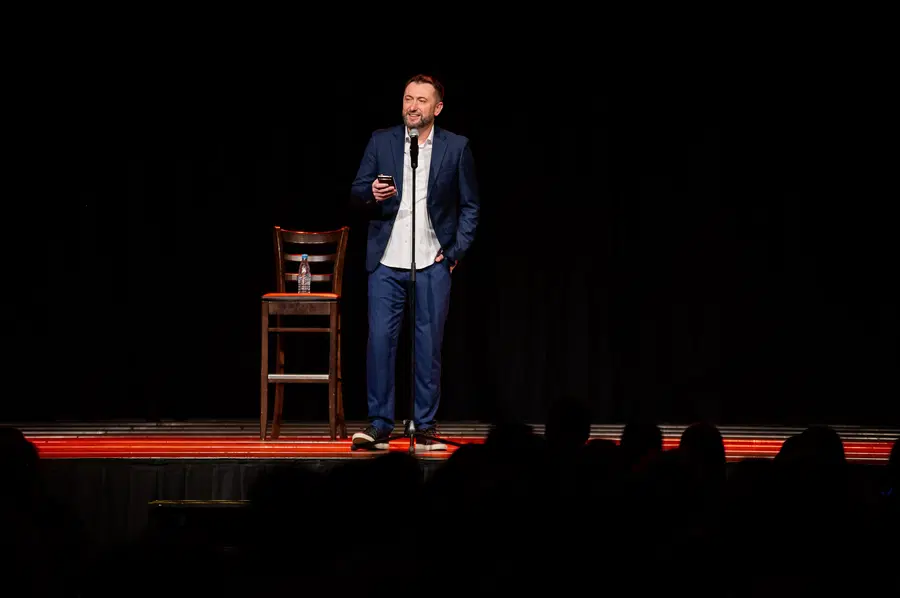 FOTO: Nepozaben Perica Jerković spravljal v smeh polno dvorano Družbenega doma na Prevaljah