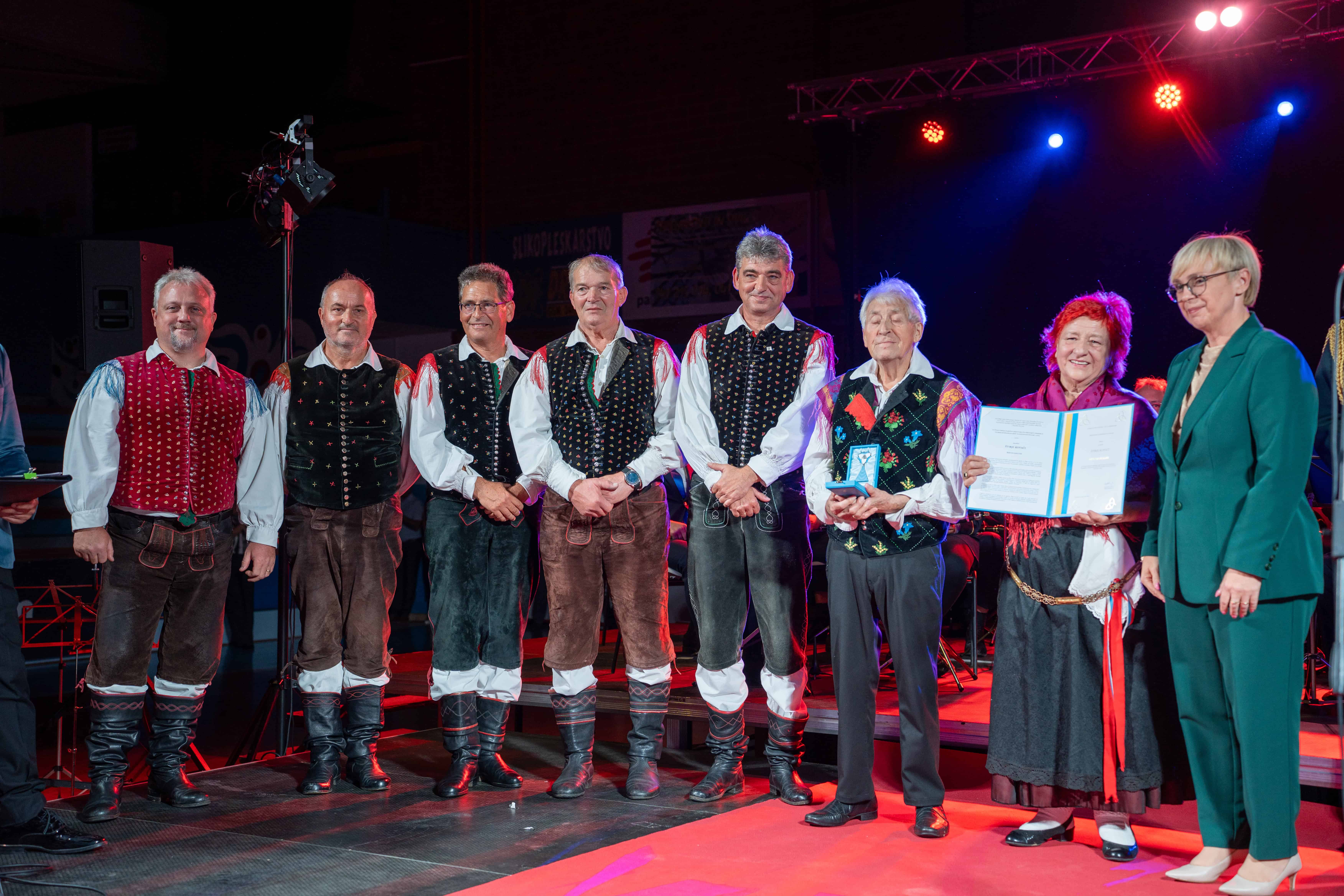 FOTO in VIDEO: Ansambel Štirje kovači prejel državno odlikovanje za 70 let delovanja