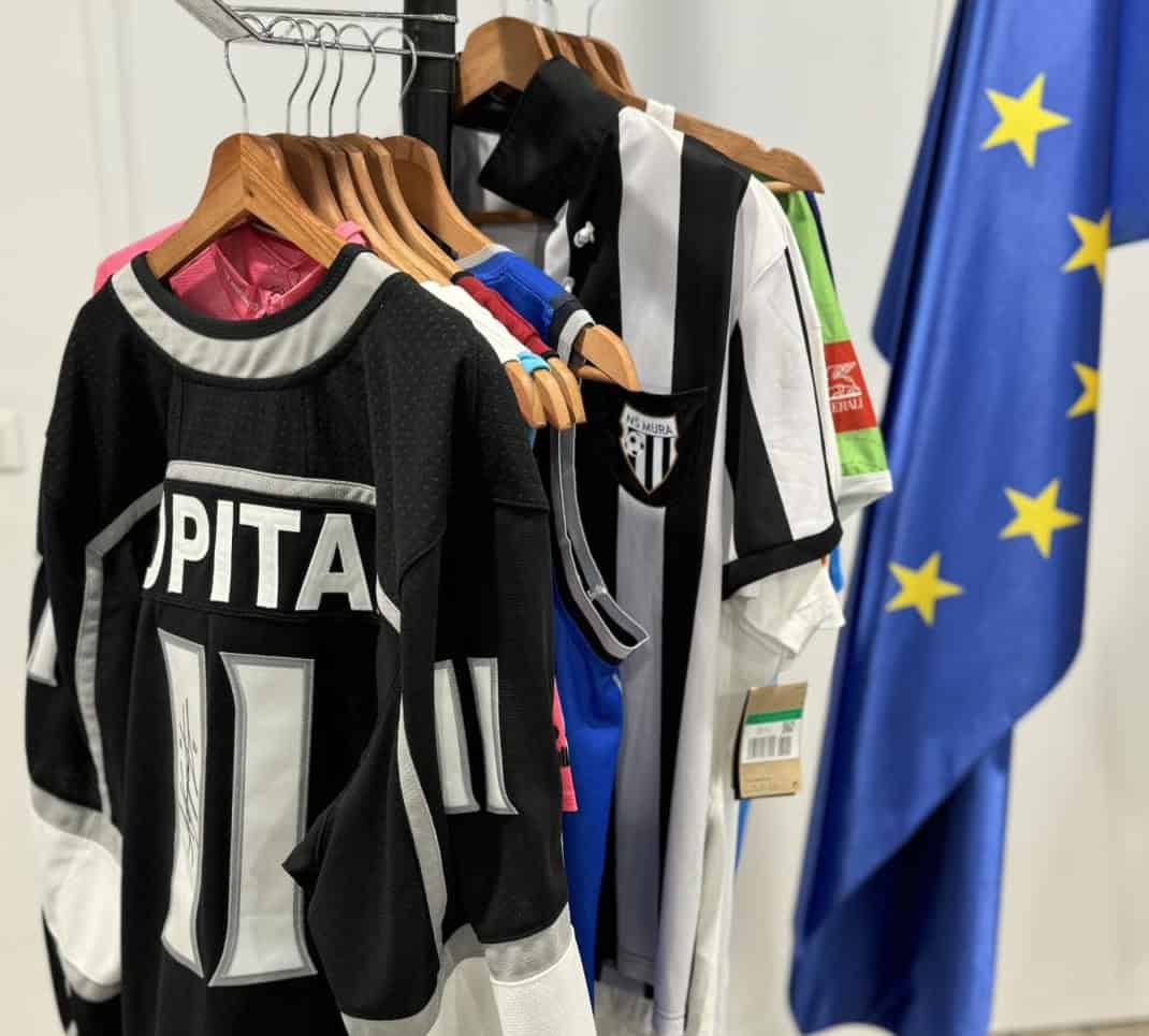 Na dražbi fotografij posledic ujme in predmetov športnikov zbrali 12.400 evrov, znesek še raste