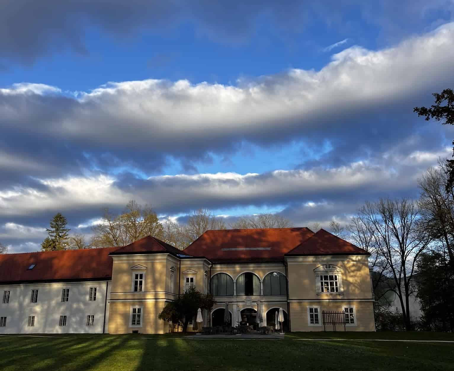 Ljudska univerza Ravne vabi na Lurozofijo, kjer boste ob kavi razpravljali o analognem svetu