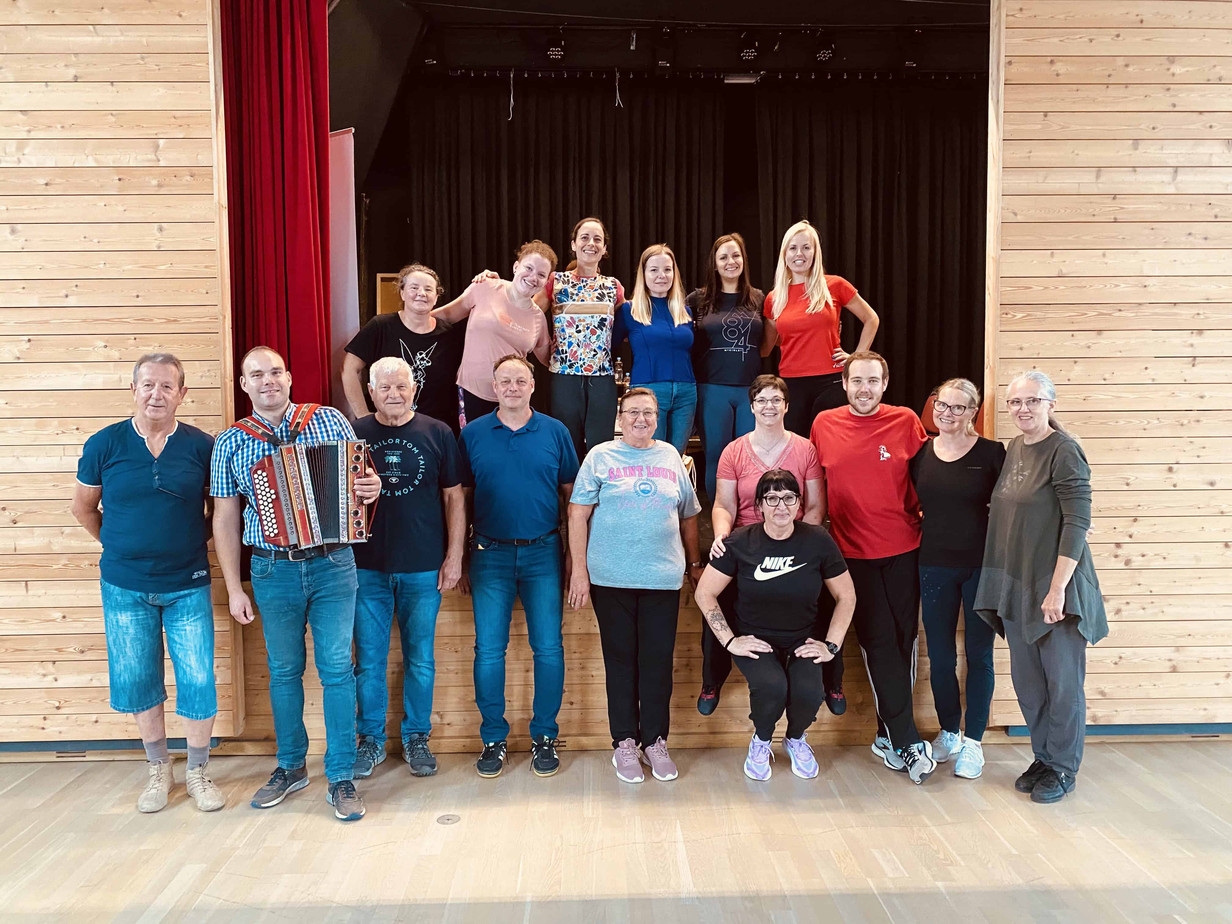 Folklorna delavnica za odrasle pod mentorstvom Luke Kropivnika prinesla nova znanja plesalcem (FOTO)