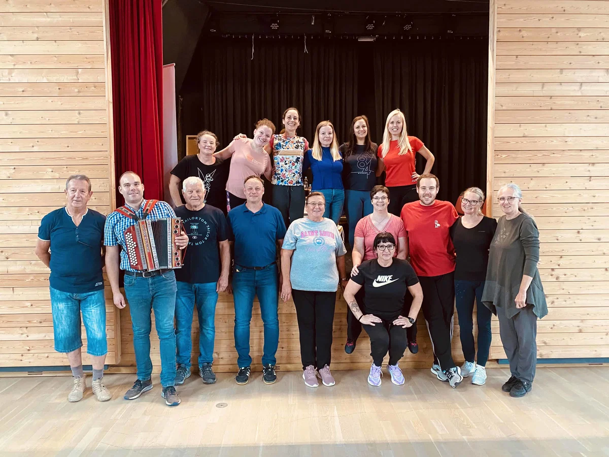 Folklorna delavnica za odrasle pod mentorstvom Luke Kropivnika prinesla nova znanja plesalcem (FOTO)