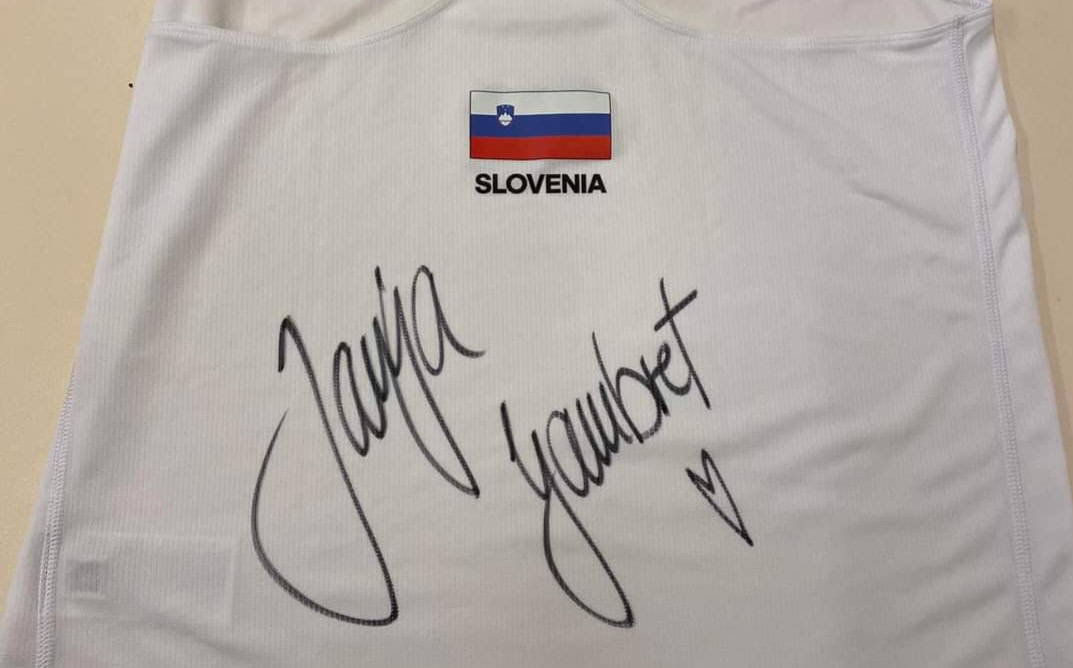 V Črni dražba fotografij posledic ujme in predmetov športnikov