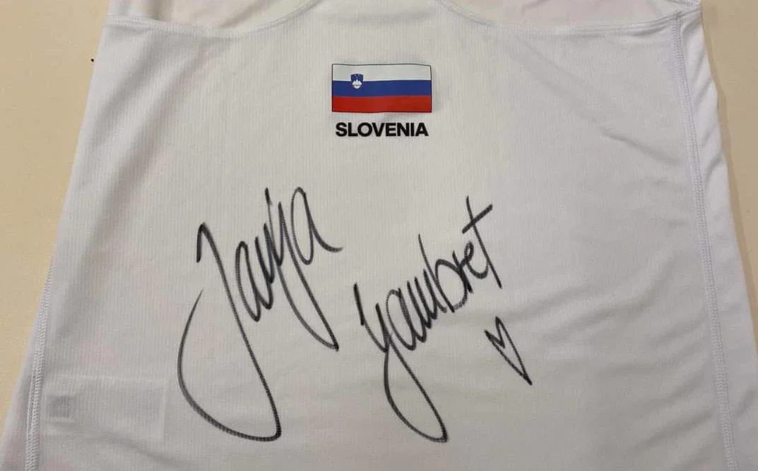 V Črni dražba fotografij posledic ujme in predmetov športnikov