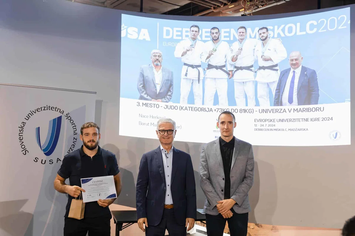 Nace Herkovič prejel priznanje na sprejemu dobitnikov medalj z mednarodnih univerzitetnih tekmovanj