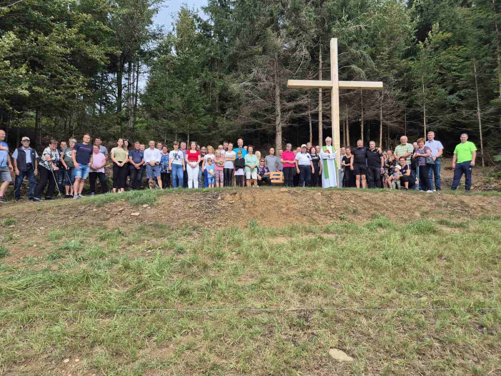 Nova idilična lokacija na Razborju: Špelin vrh s križem in ljubezenskimi klopcami (FOTO)