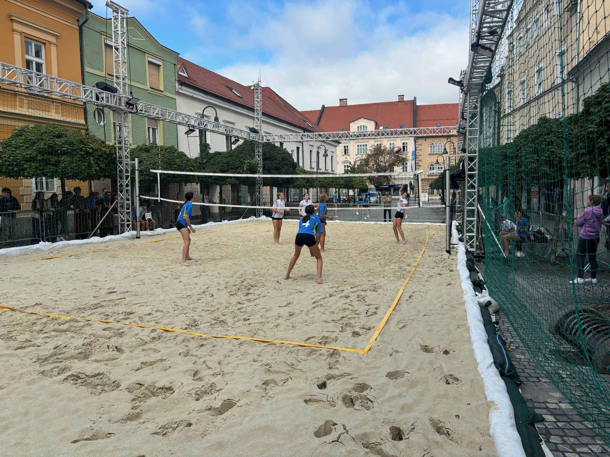 Mestno jedro Slovenj Gradca postalo športno prizorišče odbojke na mivki