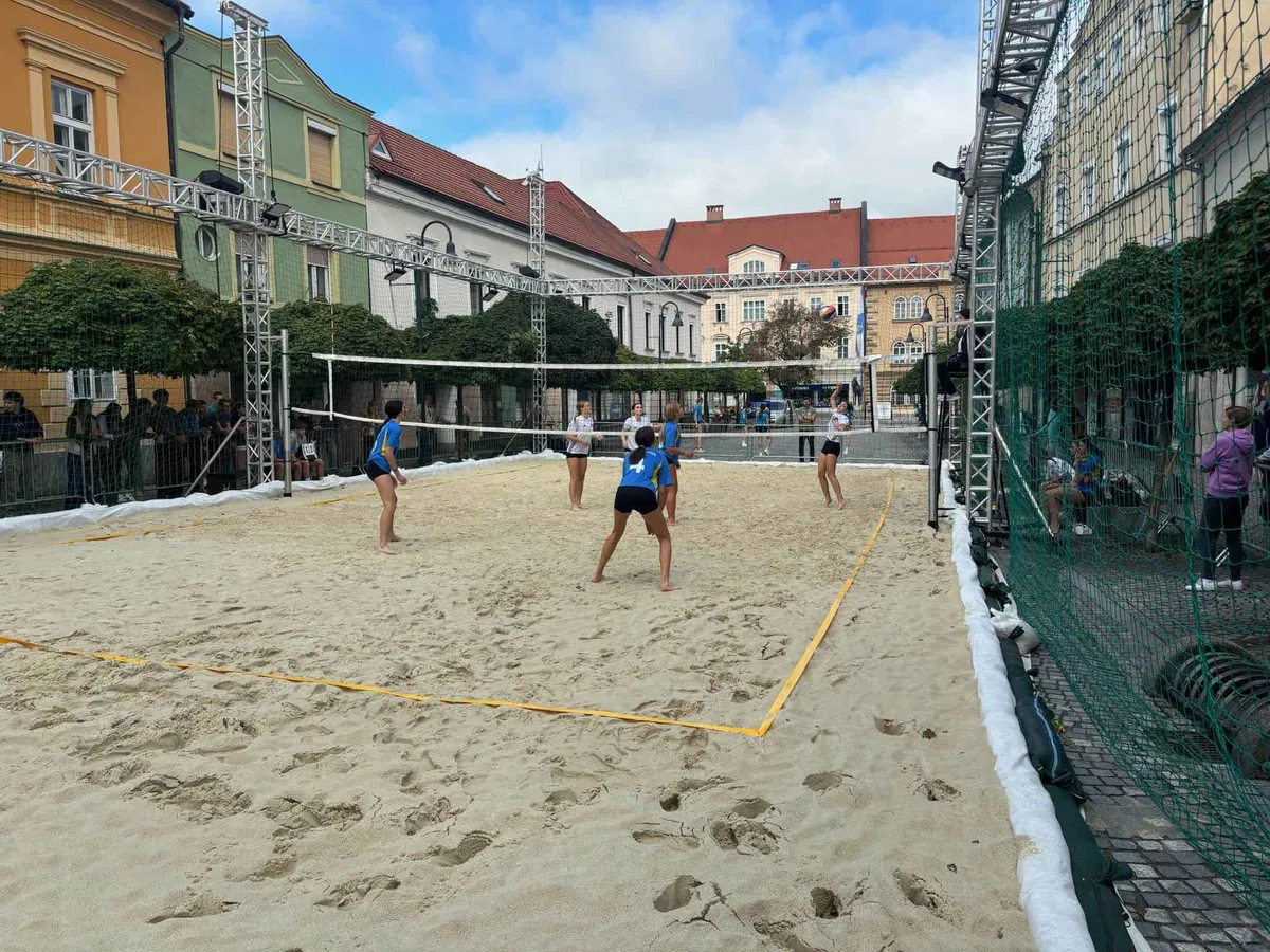 Mestno jedro Slovenj Gradca postalo športno prizorišče odbojke na mivki