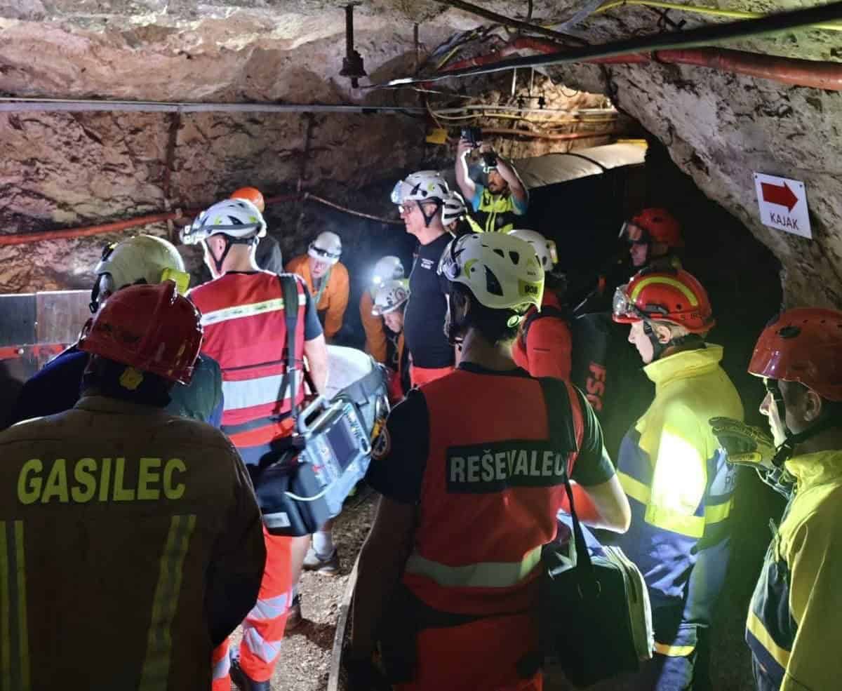 Nesreča v podzemlju Pece: Gasilci Mežice pomagali pri reševanju poškodovanke (FOTO)