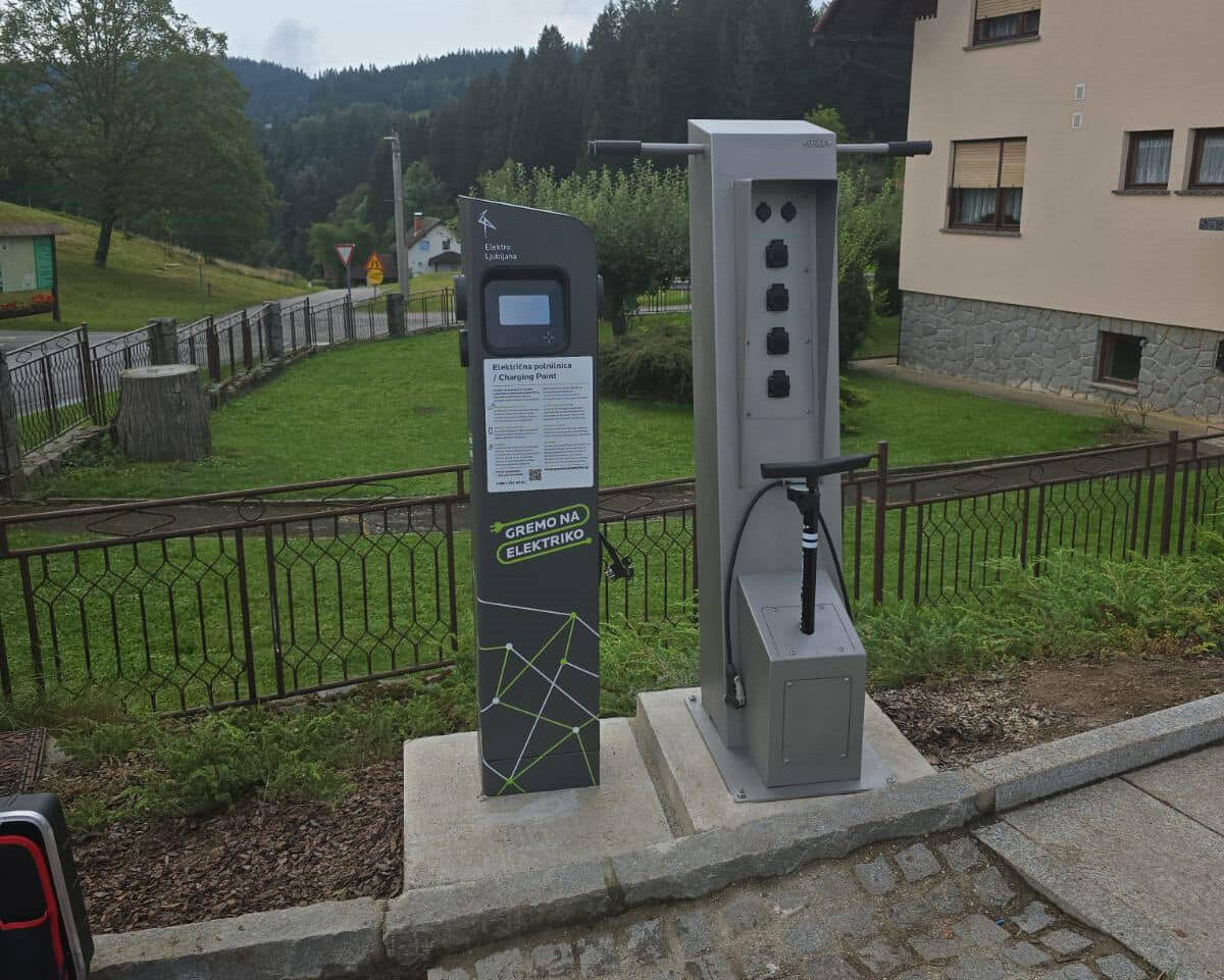 Na Kapli predali prvi polnilnici za električna vozila in kolesa