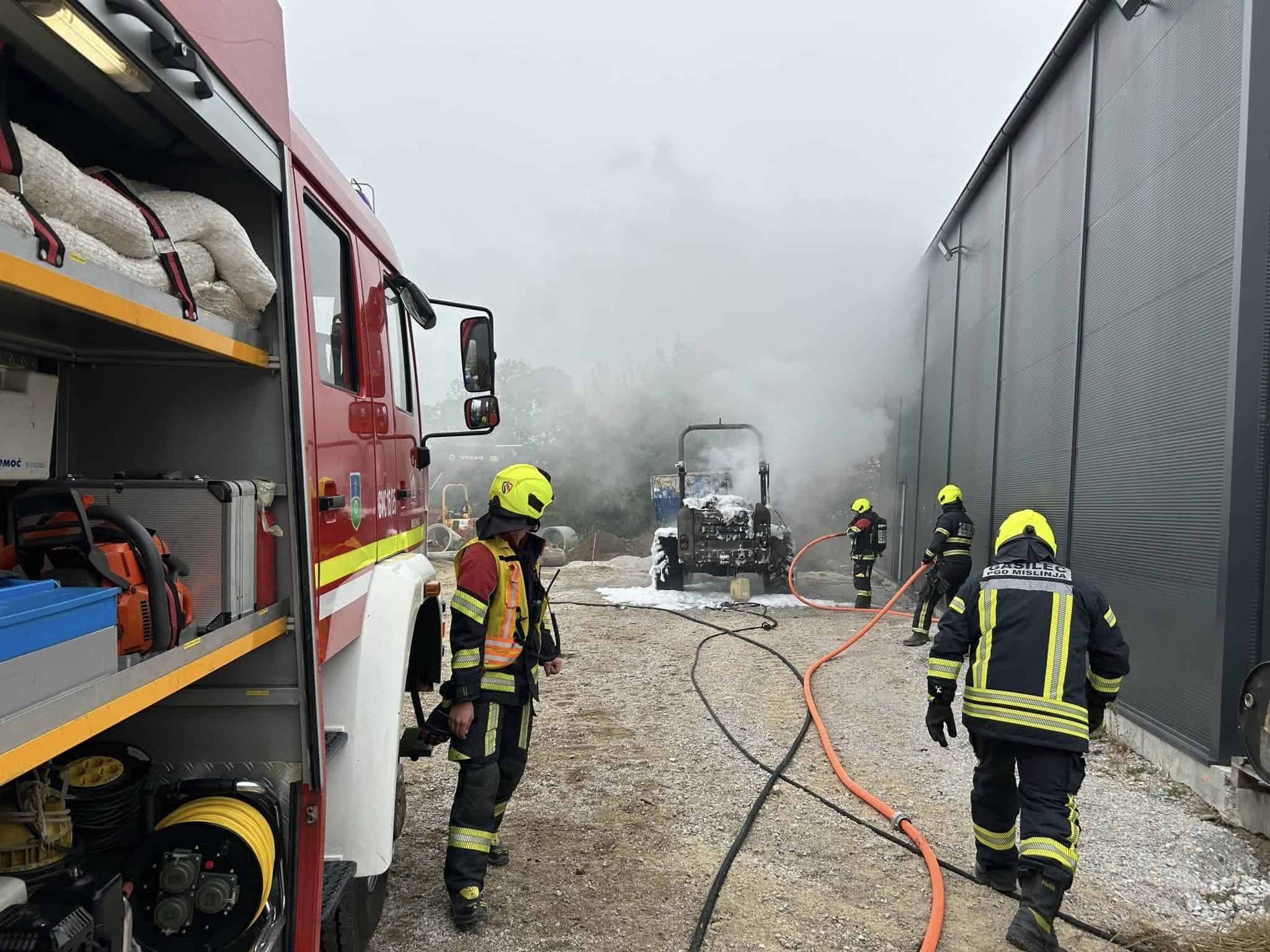 Na območju občine Mislinje zagorel delovni stroj (FOTO)