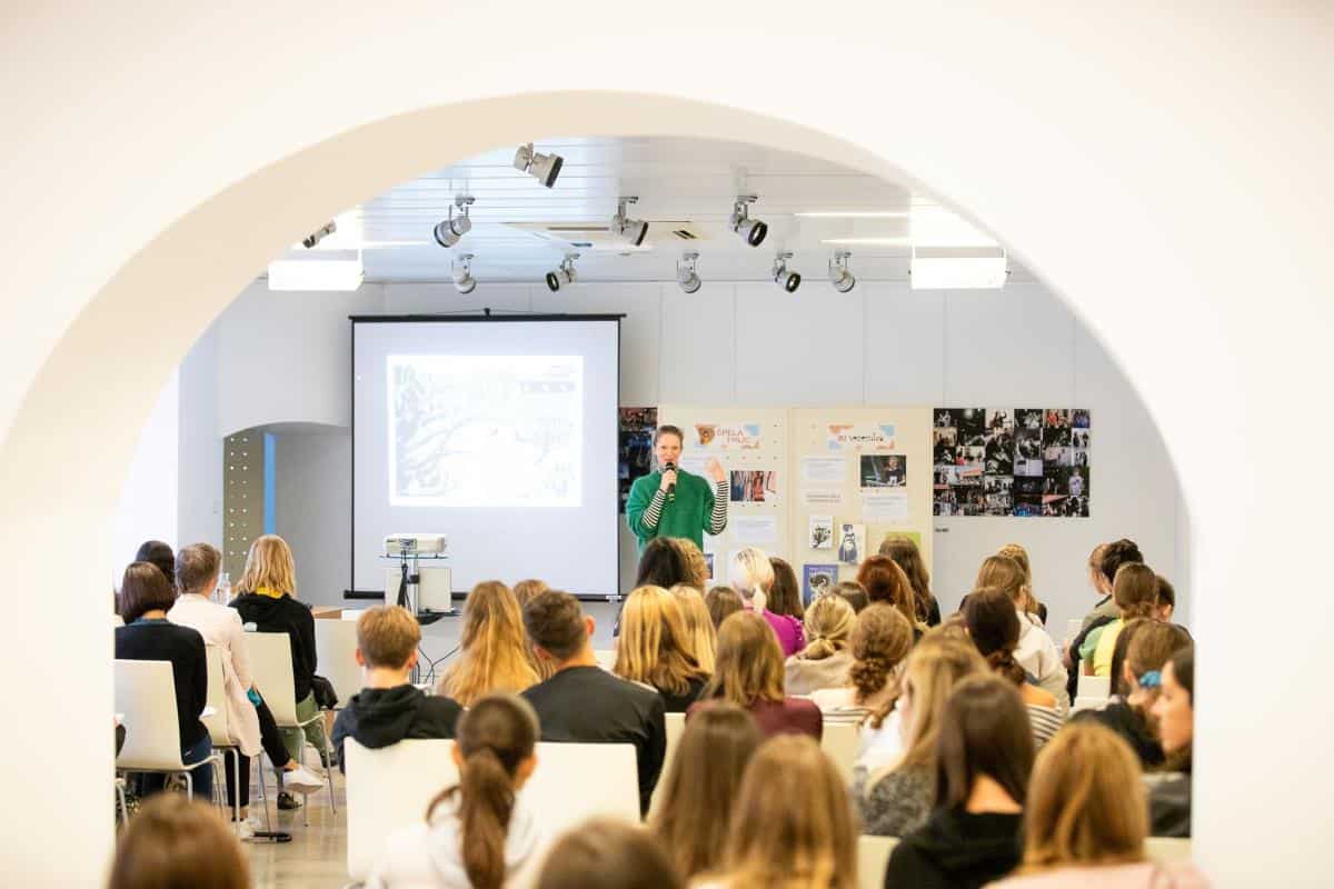 Na Ravnah na Koroškem je potekalo literarno opoldne s Špelo Frlic