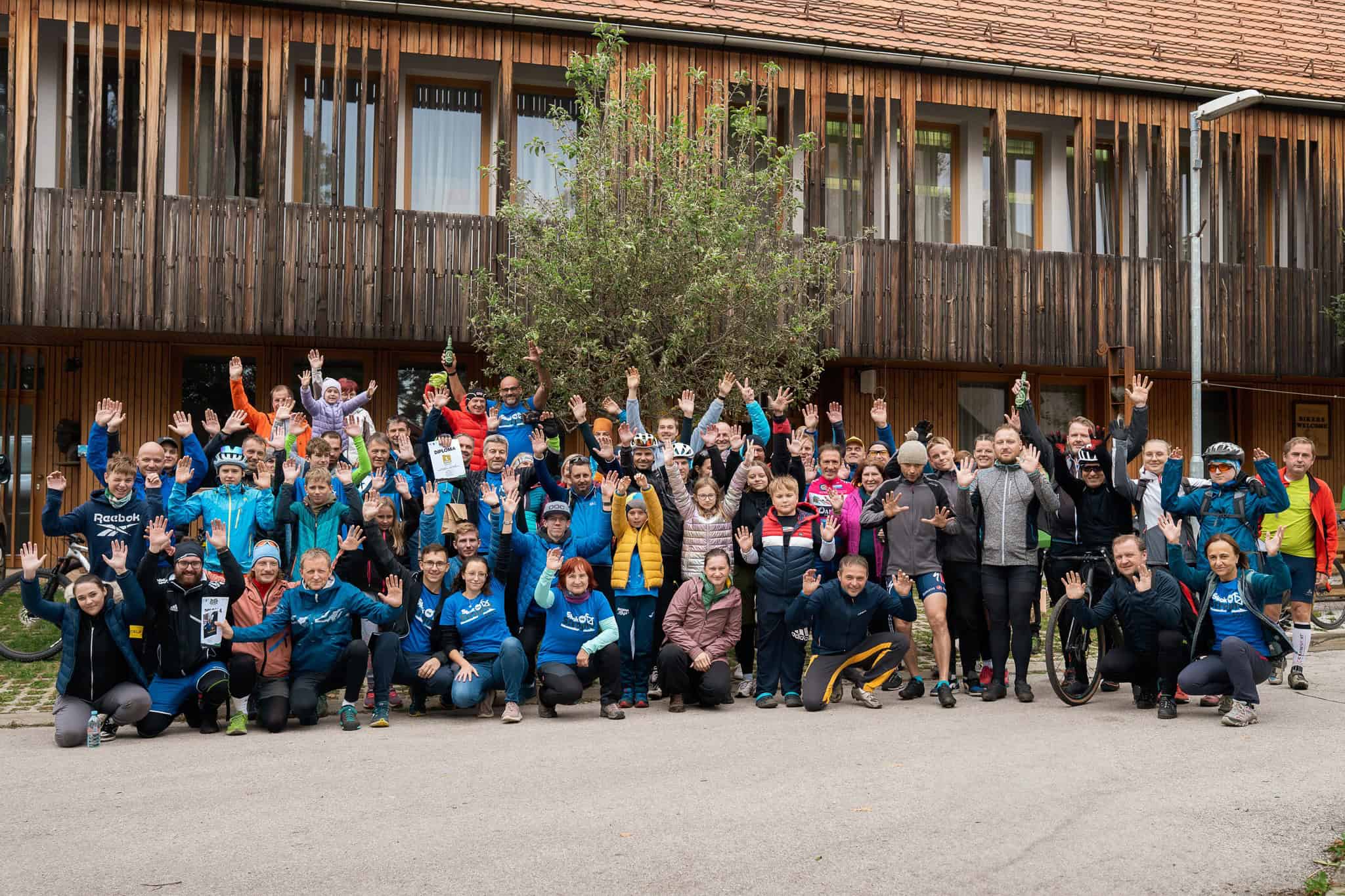 Skok na Strojno: Kljub slabemu vremenu vztrajni kolesarji »grizli« klance s svojo pozitivno energijo (FOTO)