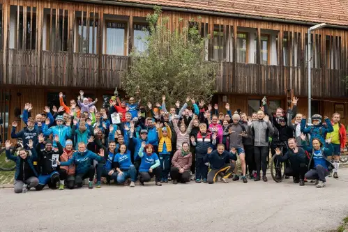 Skok na Strojno: Kljub slabemu vremenu vztrajni kolesarji »grizli« klance s svojo pozitivno energijo (FOTO)