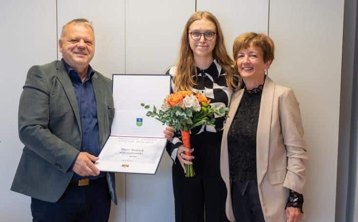 Sprejem zlatih maturantk v Mislinji: Nives Gošnjak in Ana Pogorevc prejeli priznanje župana