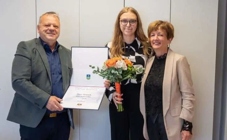 Sprejem zlatih maturantk v Mislinji: Nives Gošnjak in Ana Pogorevc prejeli priznanje župana