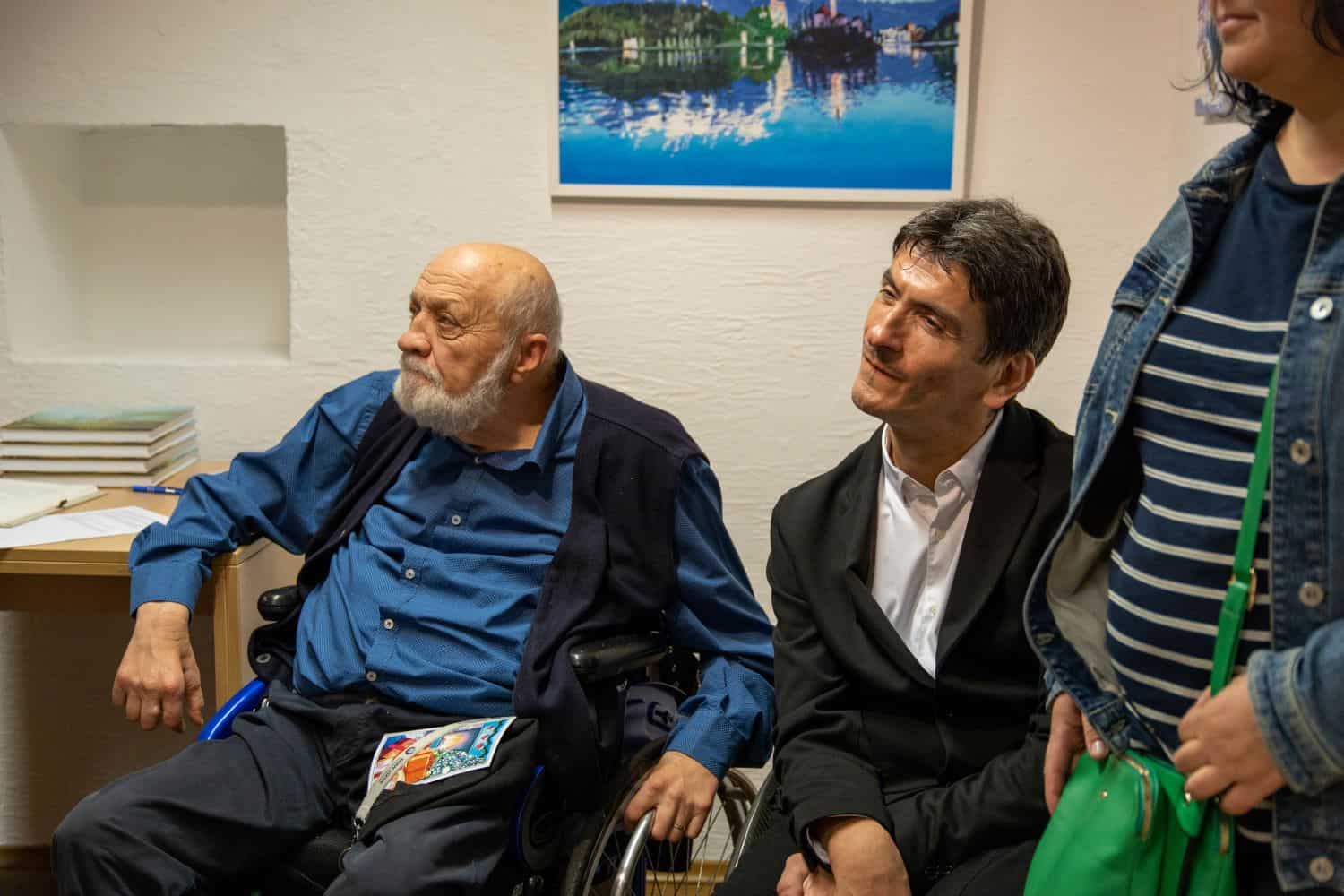 FOTO: Infopisarna Dravograd je bila v sredo slikarsko obarvana