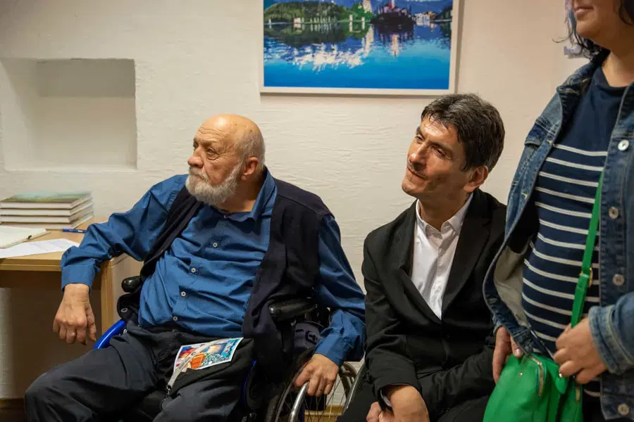 FOTO: Infopisarna Dravograd je bila v sredo slikarsko obarvana