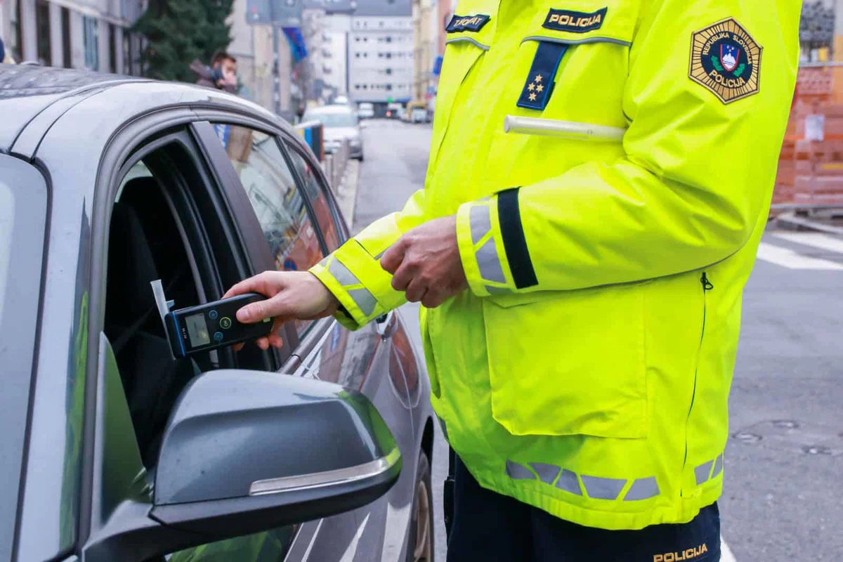 31-letni voznik bežal pred policisti in nato namerno trčil v policijsko vozilo