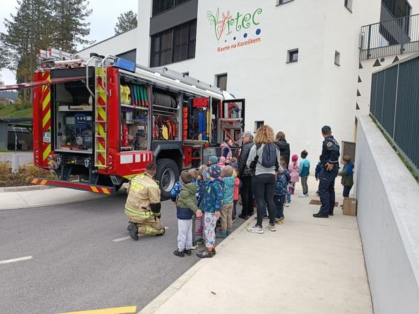 V sklopu meseca požarne varnosti gasilci evakuirali Vrtec Solzice