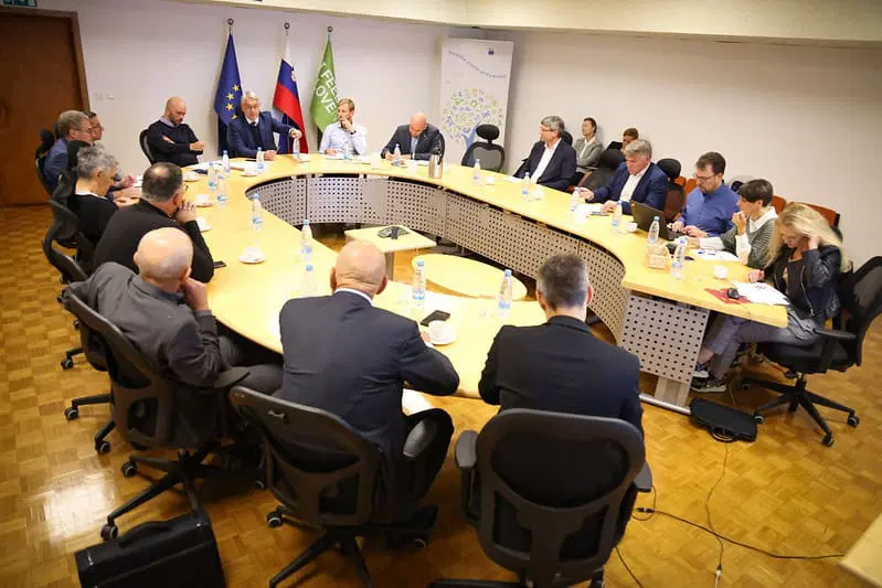 Na gospodarskem ministrstvu sestanek o ukrepih za slovensko avtomobilsko industrijo