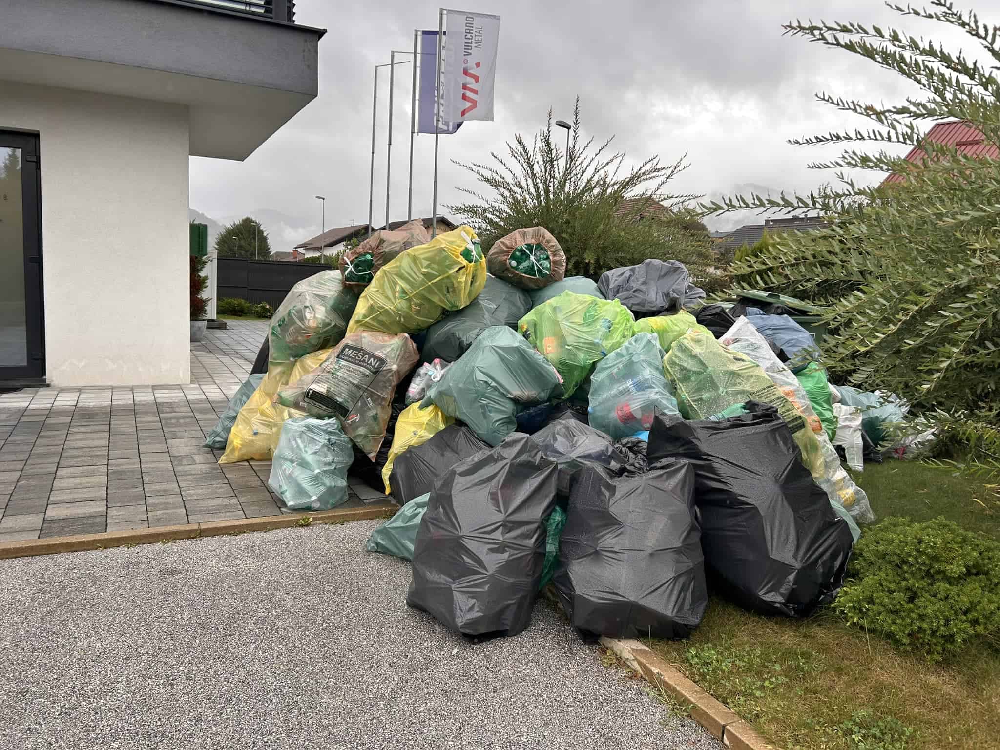 Plastenke za Junake - v drugi akciji zbranih skoraj pol milijona plastenk in doniranih 13.120 EUR. V akciji je sodelovala tudi Koroška