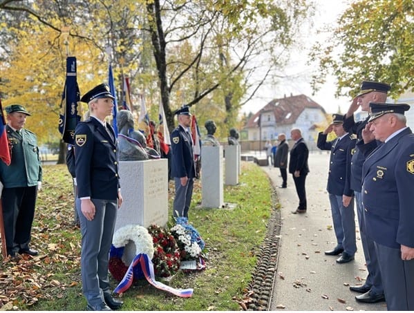 FOTO: Spominska slovesnost v Parku herojev, kjer se ohranja spomin na številne izjemne osebnosti