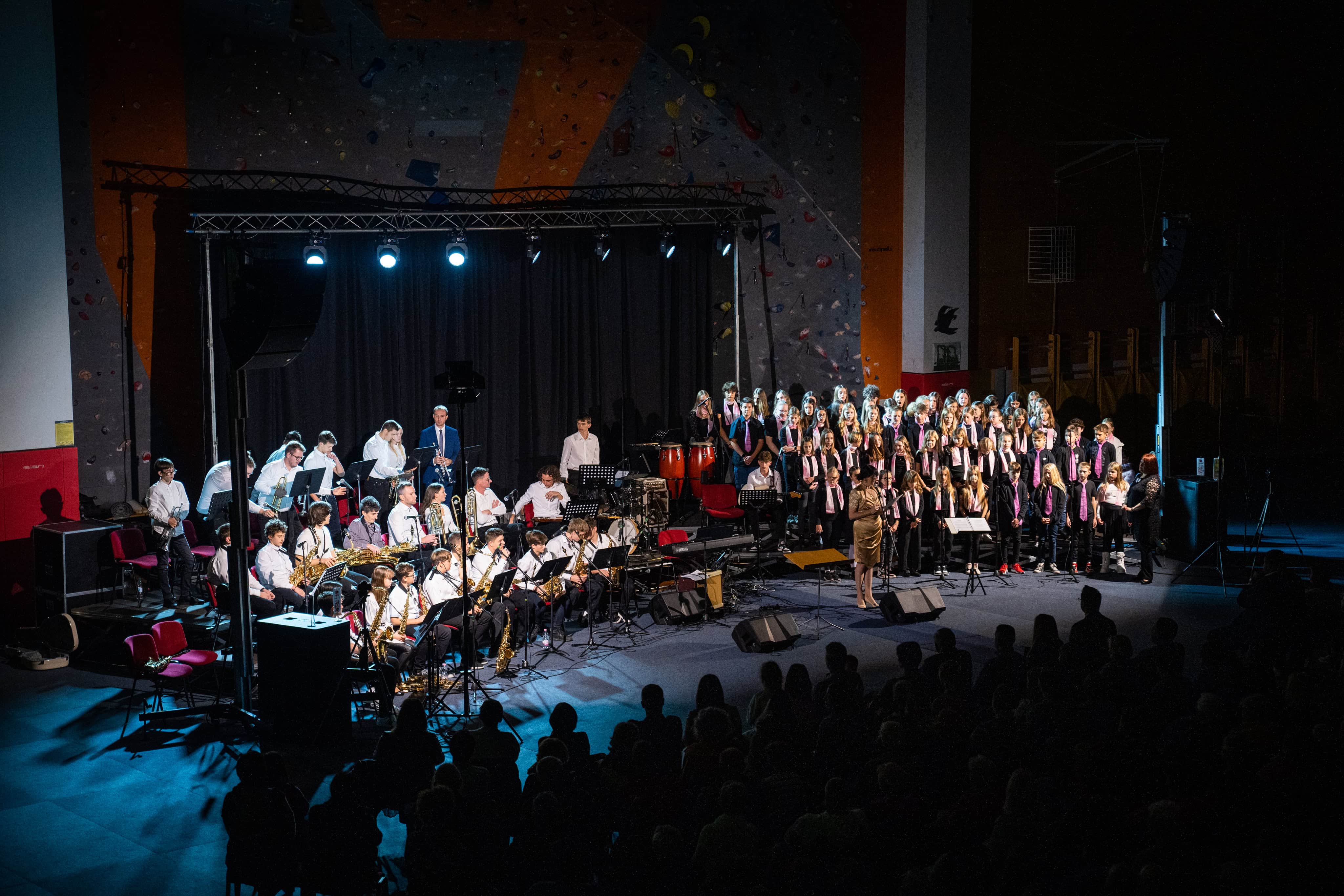 Radljevanje, radeljsko kulturno popotovanje, se nadaljuje s Serenadami slovenskih popevk