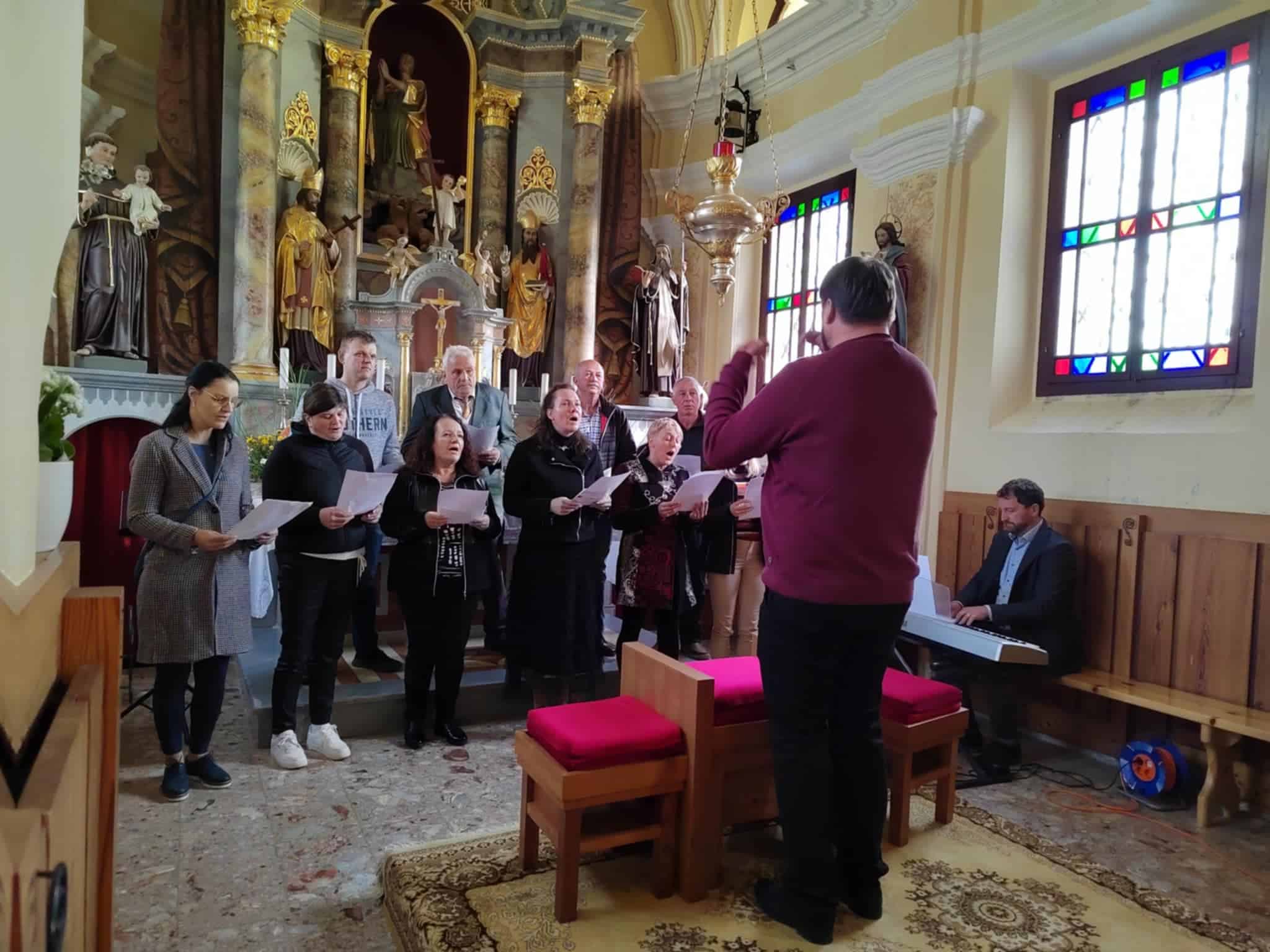 Srečanje cerkvenih pevskih zborov dekanije Stari trg v cerkvi sv. Danijela na Razborju (FOTO)