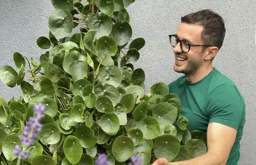 Botanist po srcu, korošec Jan Robin, bo na Ravnah predstavil svojo knjigo