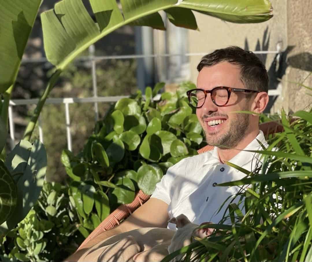 V Narodni dom Mežica prihaja spletni vplivnež Jan Robin, ki je velik ljubitelj sobnih rastlin