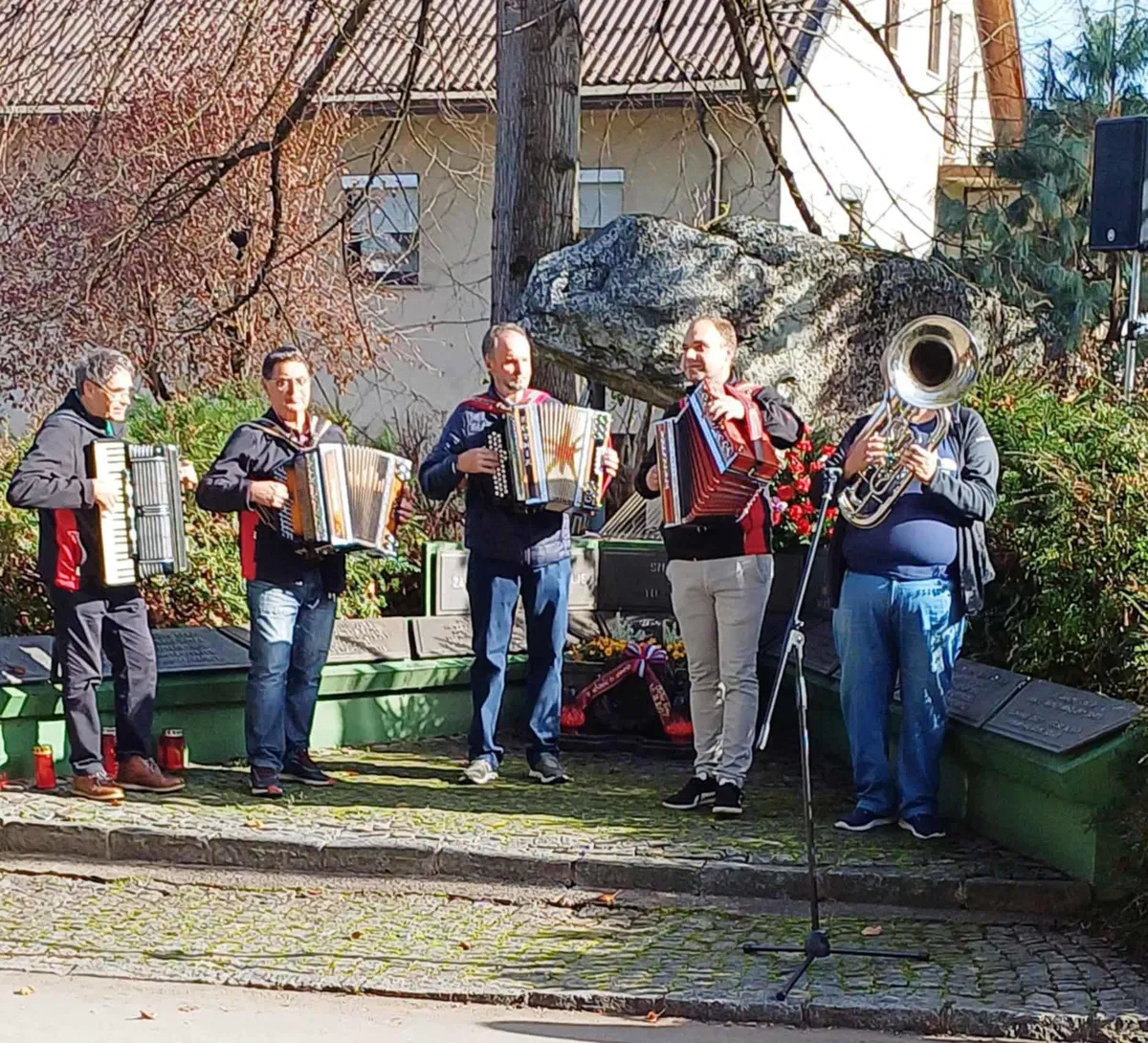 Na zadnjo oktobrsko nedeljo je praznovala Krajevna skupnost Kotlje