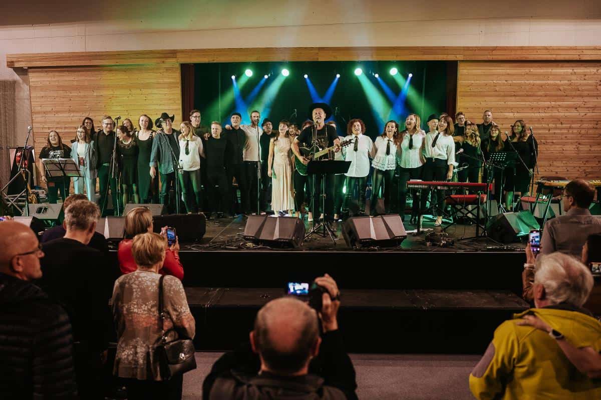 FOTO: Milan Kamnik praznoval 50 let svoje glasbene poti z velikim koncertom v Kotljah