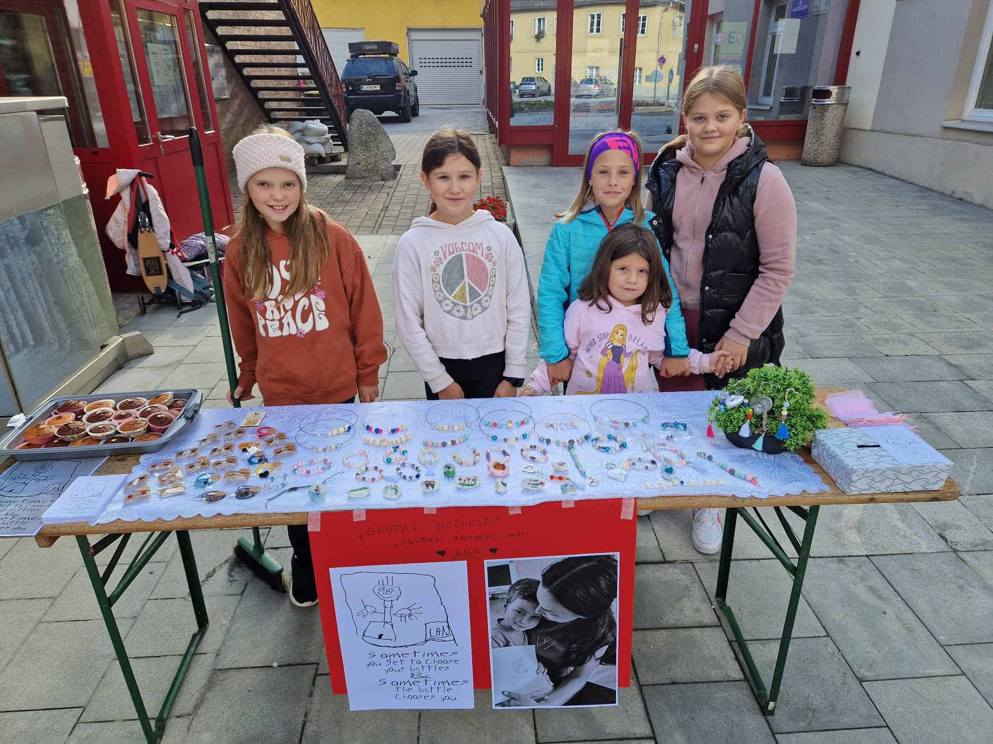 Danes dobrodelna akcija v Črni na Koroškem: 10-letna Mia pomaga Lanu s prodajo zapestnic