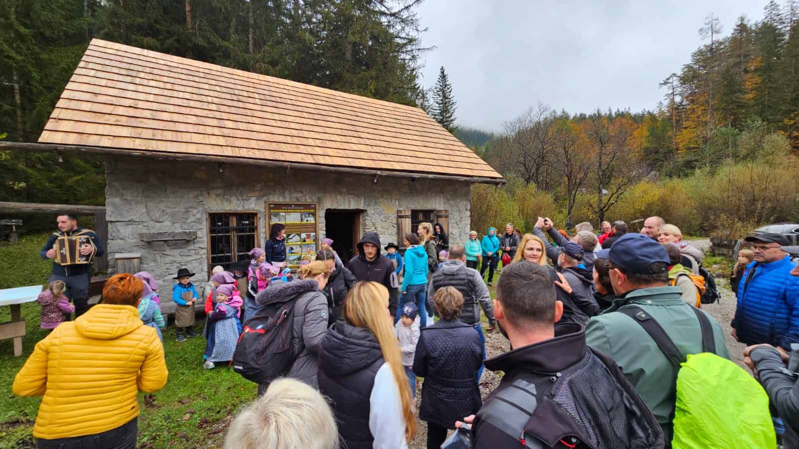 Ob menjavi strešne kritine na Plešivškem mlinu pripravili lep dogodek