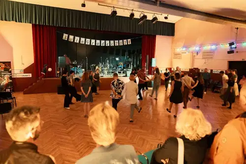 Bi se učili plesati swing? Že danes lahko začnete