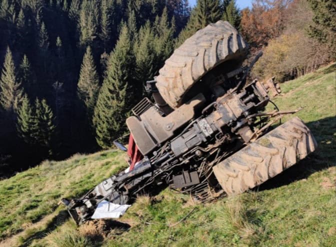 Slovenjgraški gasilci posredovali pri nesreči s traktorjem (FOTO)