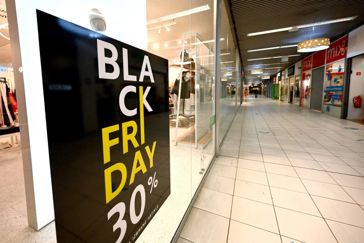 Ob črnem petku opozarjajo na nepravilnosti pri označevanju znižanih izdelkov