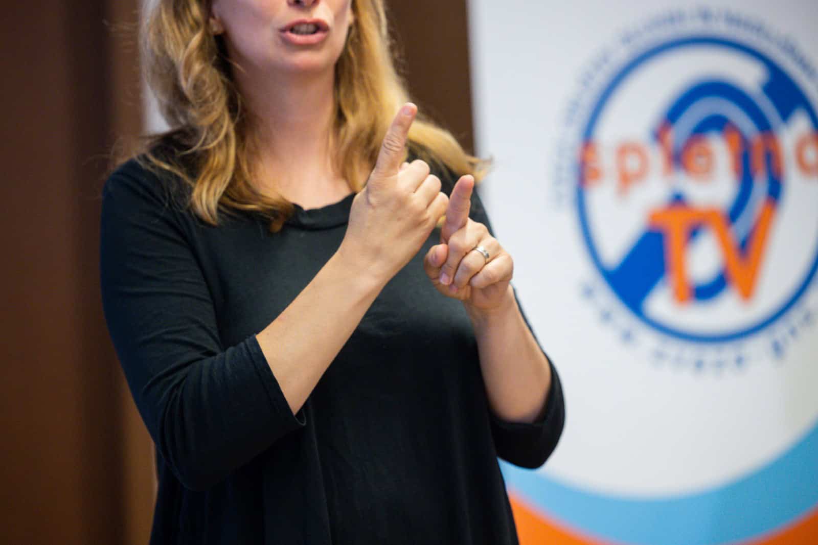 Ob dnevu slovenskega znakovnega jezika pozivi k njegovemu razvoju