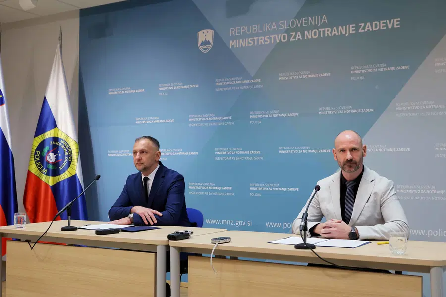 Enajst osumljenih razširjanja in pridobivanja posnetkov spolnih zlorab otrok