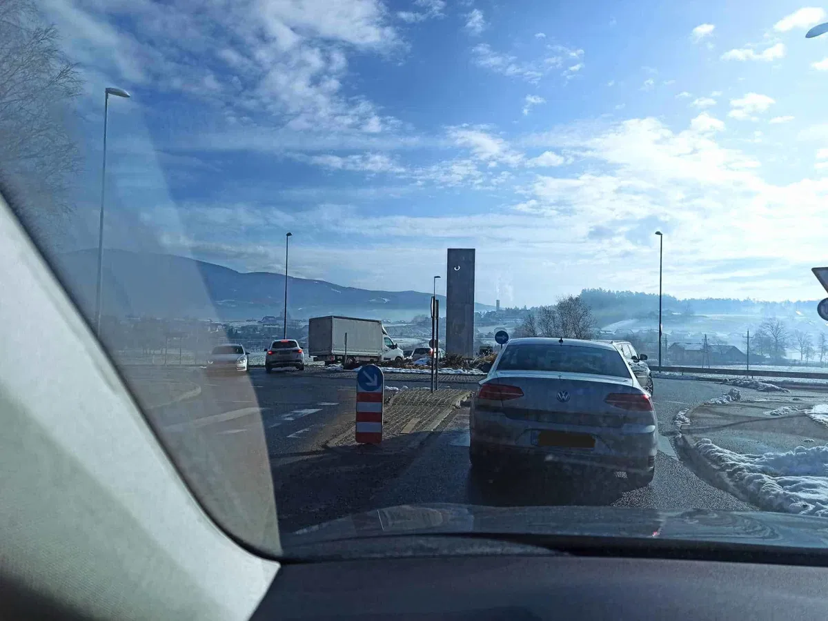 Obvestilo: Oviran promet v krožišču pri Starem trgu