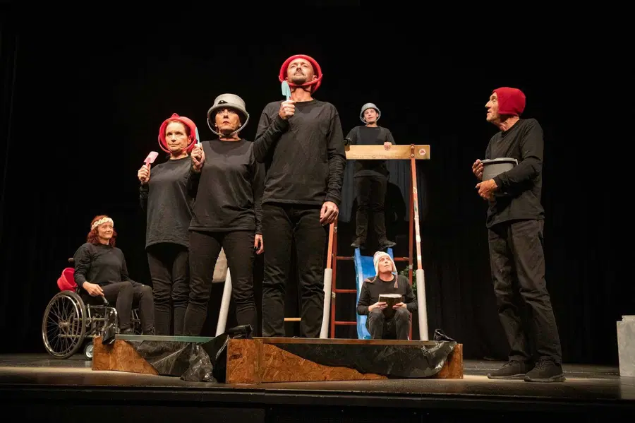 V Vuzenico prihaja nagrajena predstava "Žabe, kratka zgodovina nečesa"